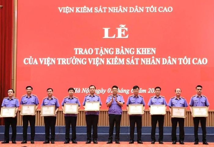  Đồng chí Nguyễn Huy Tiến, Bí thư Đảng ủy, Viện trưởng VKSND tối cao trao Bằng khen tặng 9 tập thể có thành tích xuất sắc trong việc thực hiện vận hành bộ máy VKSND 3 cấp (ngày 1/6/2026).
