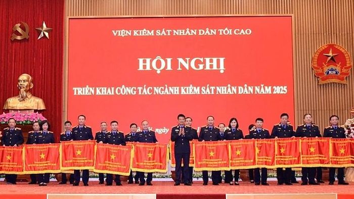  Đồng chí Nguyễn Huy Tiến, Bí thư Đảng ủy, Viện trưởng VKSND tối cao trao Cờ Thi đua của Chính phủ tặng các đơn vị có thành tích xuất sắc trong phong trào thi đua năm 2025.