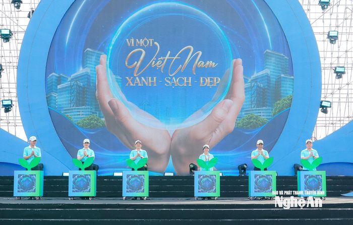 Các đại biểu thực hiện nghi thức phát động phong trào “Toàn dân chung tay bảo vệ môi trường, vì một Việt Nam xanh - sạch - đẹp” trên toàn quốc. Ảnh: Phạm Bằng