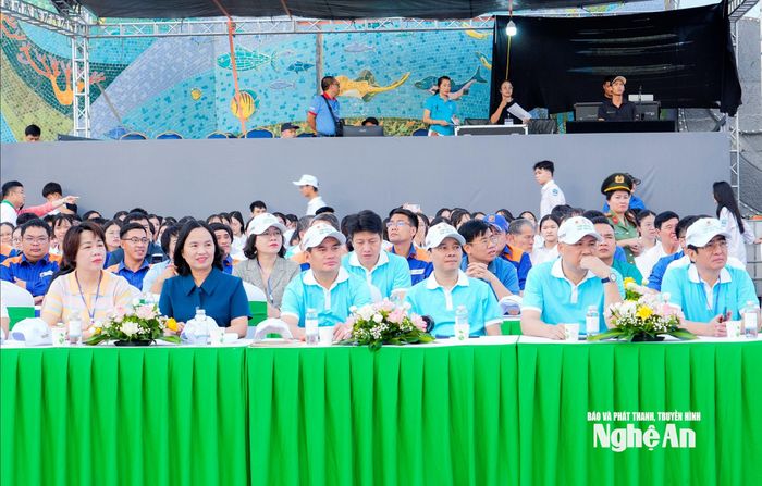 Các đại biểu tham dự lễ phát động. Ảnh: Phạm Bằng