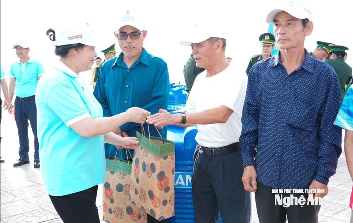 Chủ tịch Ủy ban Trung ương Mặt trận Tổ quốc Việt Nam Bùi Thị Minh Hoài trao tặng quà cho ngư dân. Ảnh: Phạm Bằng