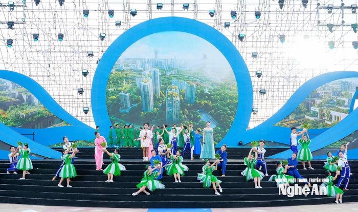Chương trình nghệ thuật tại lễ phát động. Ảnh: Phạm Bằng