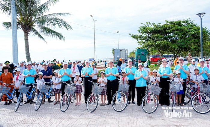 Lãnh đạo Đảng, Nhà nước, Chính phủ, các bộ, ngành Trung ương, tỉnh Nghệ An trao quà cho con em của các ngư dân là những học sinh nghèo vượt khó, có nhiều thành tích trong học tập. Ảnh: Phạm Bằng