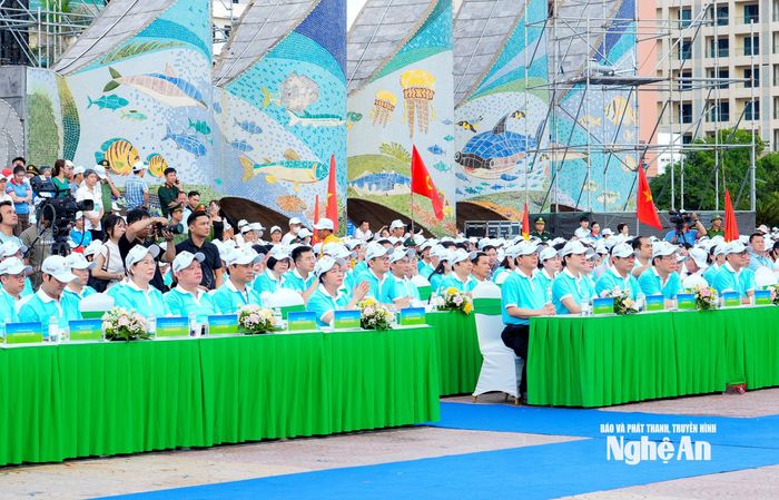 Lãnh đạo Đảng, Nhà nước, Chính phủ, các bộ, ngành Trung ương, tỉnh Nghệ An dự lễ phát động. Ảnh: Phạm Bằng