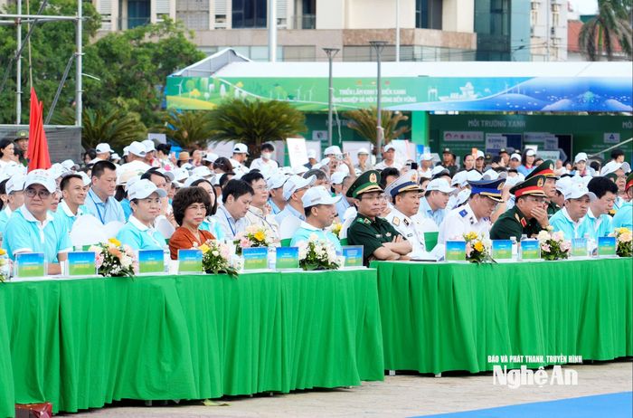 Lãnh đạo Đảng, Nhà nước, Chính phủ, các bộ, ngành Trung ương, tỉnh Nghệ An dự lễ phát động. Ảnh: Phạm Bằng