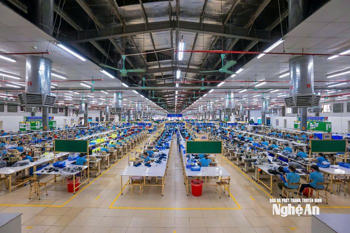 Sản xuất hàng may mặc xuất khẩu ở Công ty Haivina Kim Liên. Ảnh: K.L