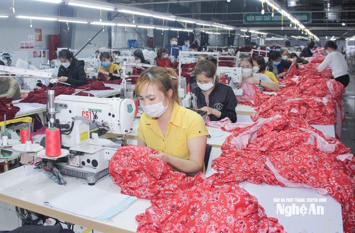 Cơ sở sản xuất may tại Cụm công nghiệp Nghĩa Mỹ. Ảnh: Mai Hoa