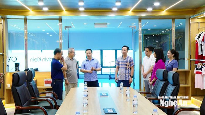 Cán bộ xã Đông Hiếu trao đổi với đại diện doanh nghiệp. Ảnh: P.V