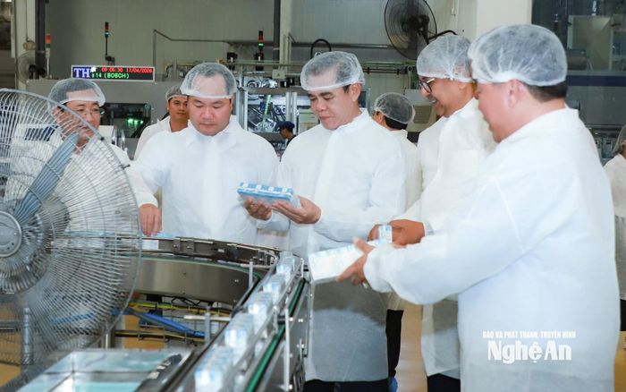 Chủ tịch UBND tỉnh Võ Trọng Hải thăm dây chuyền sản xuất tại Nhà máy Sữa tươi sạch TH True Milk. Ảnh: Thành Duy