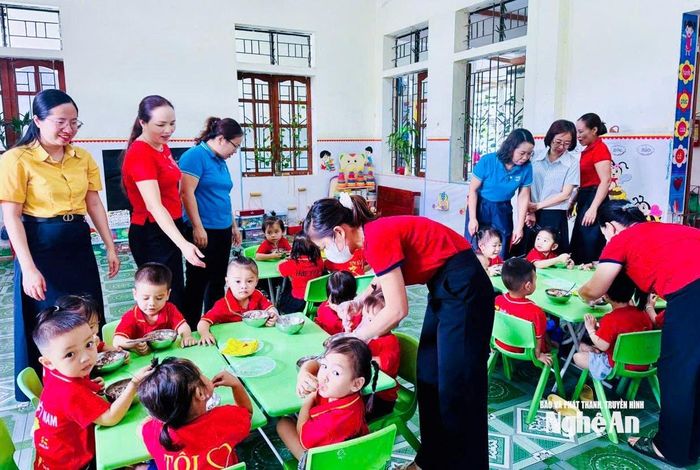MTTQ xã Yên Xuân giám sát an toàn thực phẩm trong tổ chức bữa ăn tại Trường Mầm non Long Sơn. Ảnh: Mai Hoa