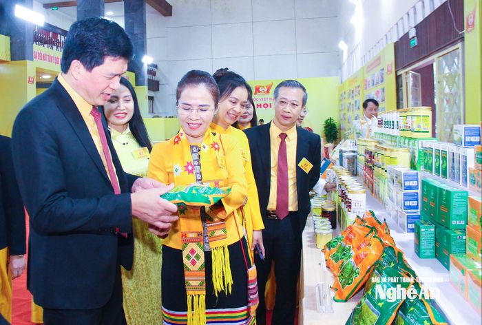 Lãnh đạo Ban Thường trực Ủy ban MTTQ Việt Nam tỉnh tìm hiểu các sản phẩm OCOP trên địa bàn tỉnh. Ảnh: Mai Hoa