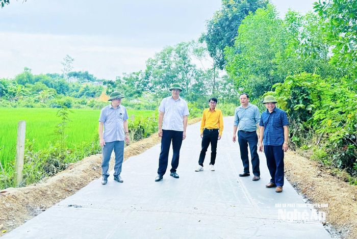 Cấp ủy, chính quyền và MTTQ xã Yên Xuân kiểm tra, giám sát chất lượng xây dựng đường giao thông trên địa bàn. Ảnh: Mai Hoa