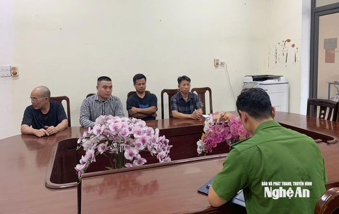 Các đối tượng tại cơ quan điều tra. Ảnh: Dương Cầm