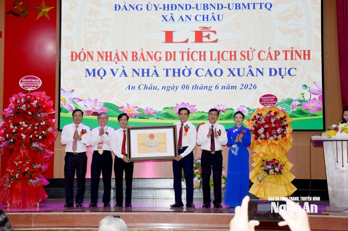 Đồng chí Võ Trọng Hải - Phó Bí thư Tỉnh ủy, Chủ tịch UBND tỉnh trao Bằng xếp hạng Di tích lịch sử Mộ và Nhà thờ Cao Xuân Dục cho lãnh đạo xã An Châu và đại diện dòng họ Cao Xuân. Ảnh: Công Kiên