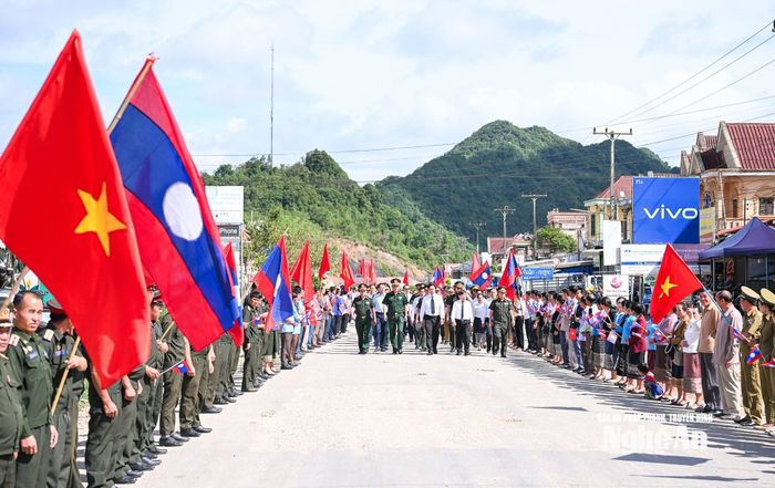 Đưa các anh hùng liệt sĩ từ Lào trở về với đất mẹ. Ảnh: Thành Cường