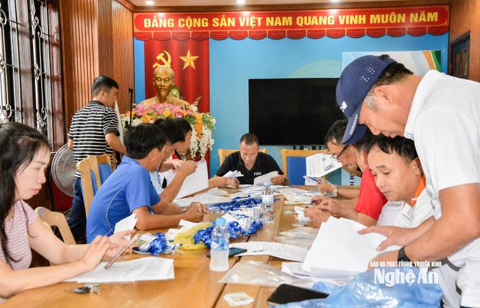 Buổi kiểm tra hồ sơ nhân sự các đội bóng tham dự Giải Bóng đá Thiếu niên - Nhi đồng Cúp Báo và phát thanh, truyền hình Nghệ An năm 2026. Ảnh: Minh Quân
