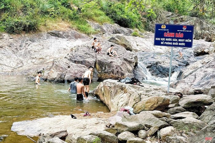 Các gia đình không để trẻ em tự ý đi tắm sông, suối hoặc vui chơi tại khu vực có nước khi không có người lớn đi cùng. Ảnh tư liệu.