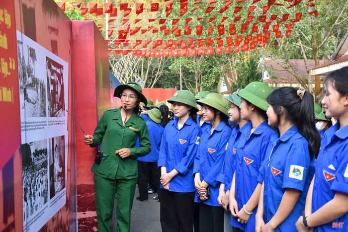 Học sinh tham quan, trải nghiệm tại Khu di tích Ngã ba Đồng Lộc.