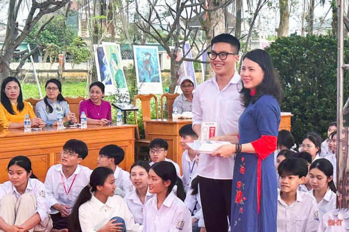 Học sinh Trường THPT Trần Phú tham gia chương trình CLB Em yêu lịch sử tại Di tích Nguyễn Du (xã Tiên Điền).