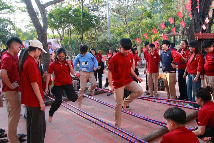 Học sinh tham gia trải nghiệm trong tour "Theo bước chân Hải Thượng" tại Khu du lịch văn hóa sinh thái Hải Thượng (xã Hương Sơn).