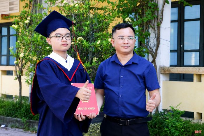 Anh Biện Văn Quyền và con trai trong buổi chụp ảnh kỷ yếu cuối năm học 2025 - 2026.