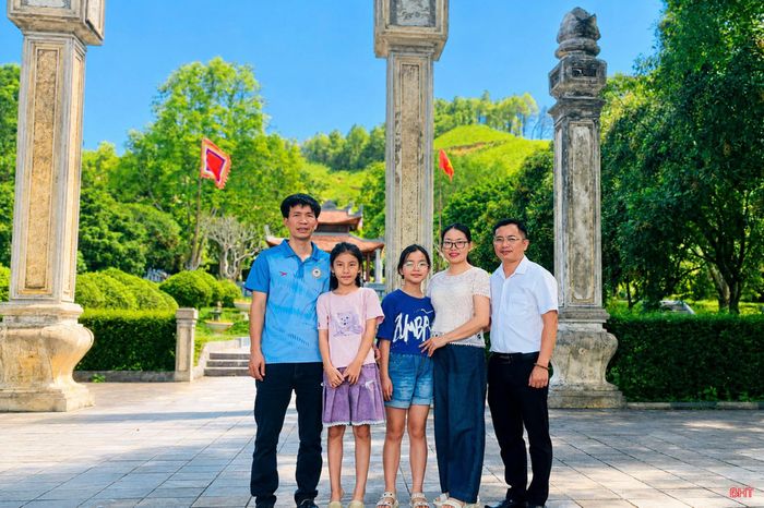 Gia đình anh Biện Văn Quyền cùng bạn bè đưa các con đi du lịch tại một số điểm đến trong và ngoài tỉnh trong dịp hè 2025. Ảnh: NVCC.