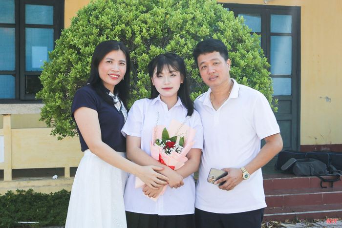 Em Trần Nguyễn Phương Anh ( học sinh lớp 9A, Trường THCS Cẩm Bình, xã Cẩm Bình) cùng bố mẹ trong buổi chụp ảnh kỷ yếu cuối khóa.