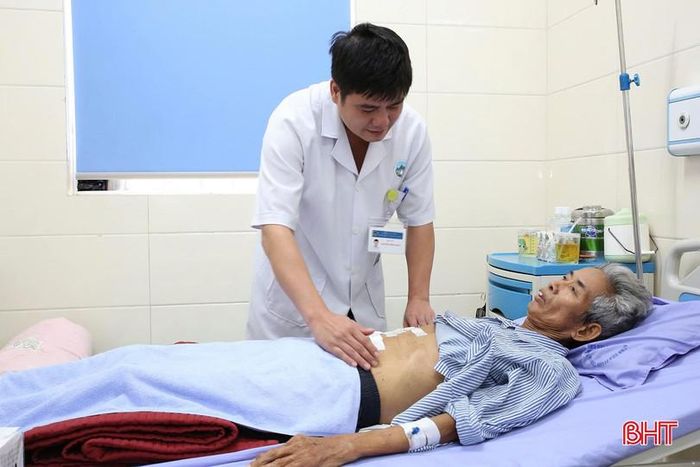 Bác sỹ Nguyễn Minh Khuê thăm khám cho bệnh nhân Sỹ sau phẫu thuật nội soi.