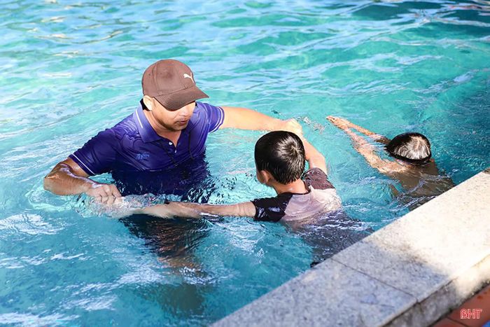 Bơi lội trở thành lựa chọn ưu tiên của nhiều gia đình cho con em dịp hè.