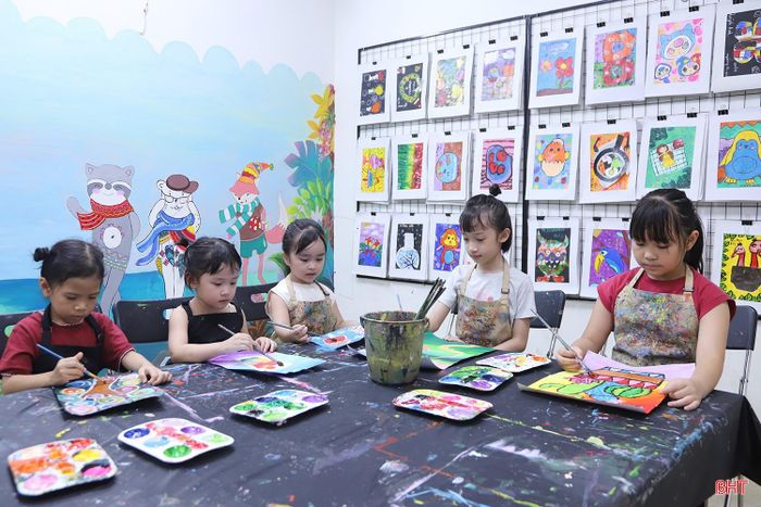 Tại Trung tâm Nghệ thuật Smoo Art, bộ môn vẽ được nhiều em nhỏ yêu thích.