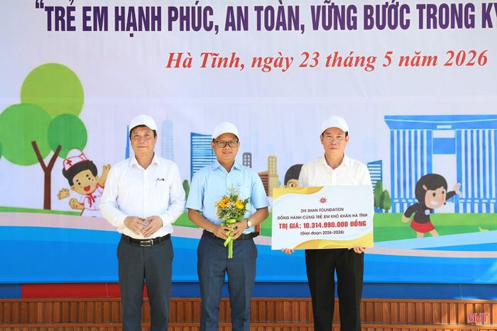  Tại lễ phát động Tháng Hành động vì trẻ em năm 2026, nhiều cơ quan, đơn vị đã ủng hộ Quỹ Bảo trợ trẻ em tỉnh Hà Tĩnh. Ảnh Phúc Quang. 