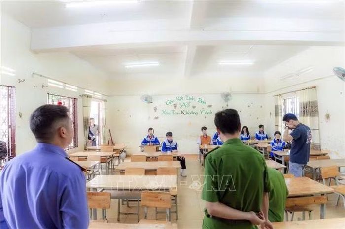 Cơ quan điều tra làm việc với nhóm học sinh liên quan đến vụ bạo lực học đường tại Trường THCS N.D, xã Di Linh, Lâm Đồng - Ảnh: TTXVN.