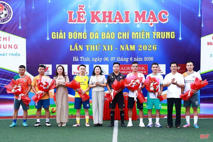 Các đồng chí Nguyễn Trọng Hiếu - Ủy viên BTV, Giám đốc Sở Tài chính; Nguyễn Thị Nguyệt - Phó Chủ tịch UBND tỉnh; Trần Thị Phương Hoa – Phó Giám đốc Báo và phát thanh, truyền hình Hà Tĩnh, Chủ tịch Hội Nhà báo tỉnh tặng hoa cho các đội dự giải.