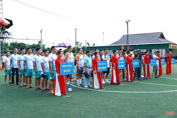 Giải Bóng đá Báo chí miền Trung lần thứ XII diễn ra trong 2 ngày (6-7/6) thu hút 6 đội bóng với hơn 100 phóng viên, nhà báo, cộng tác viên đến từ các cơ quan thông tấn báo chí trung ương và địa phương trong khu vực miền Trung tham gia, bao gồm: FC Báo chí Hà Tĩnh, RClub Nghệ An, FC Báo chí Thanh Hóa, FC Báo chí Quảng Trị, FC Báo chí Huế và JFC Đà Nẵng. 6 đội bóng được chia làm 2 bảng (mỗi bảng 3 đội) thi đấu vòng tròn tính điểm. 2 đội bóng đứng đầu 2 bảng sẽ giành quyền vào chơi trận chung kết.