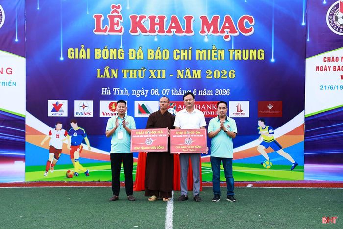 Tại buổi lễ, ban tổ chức đã trao tặng 30 triệu đồng để hỗ trợ cho Chùa Vĩnh (tọa lạc tại thôn Liên Tân, xã Đồng Lộc, tỉnh Hà Tĩnh). Nơi đây là mái ấm chở che của hàng chục em nhỏ mồ côi, không nơi nương tựa.