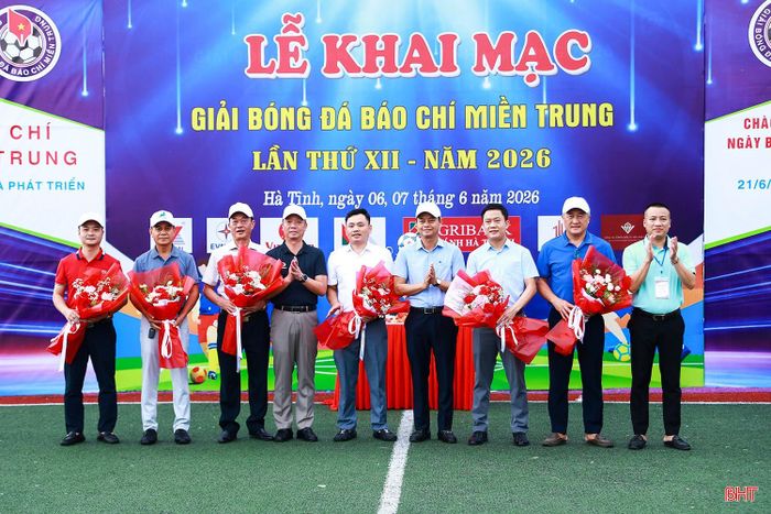 Đồng chí Phan Thiên Định - Phó Bí thư Tỉnh ủy, Chủ tịch UBND tỉnh; đồng chí Hà Văn Hùng - Ủy viên BTV, Trưởng ban Tuyên giáo và Dân vận Tỉnh ủy cùng ban tổ chức tặng hoa cho các nhà tài trợ giải đấu.