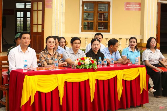Đồng chí Nguyễn Thành Đồng - Chủ tịch Ủy ban MTTQ tỉnh cùng các đại biểu tham dự buổi lễ tại xã Mai Phụ.