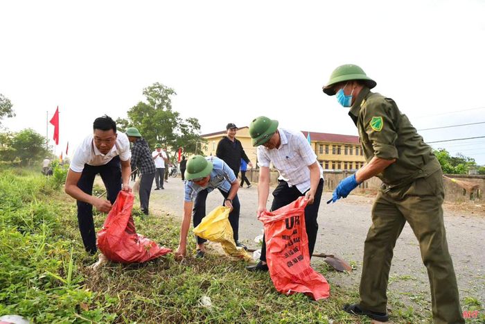 Sau lời kêu gọi, đông đảo người dân, các tổ chức đoàn thể đã đồng loạt ra quân làm sạch môi trường.