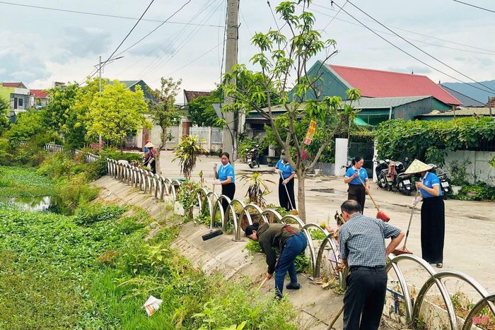Sau lễ phát động, cán bộ, hội viên và người dân 14 thôn đồng loạt tổng dọn vệ sinh môi trường.