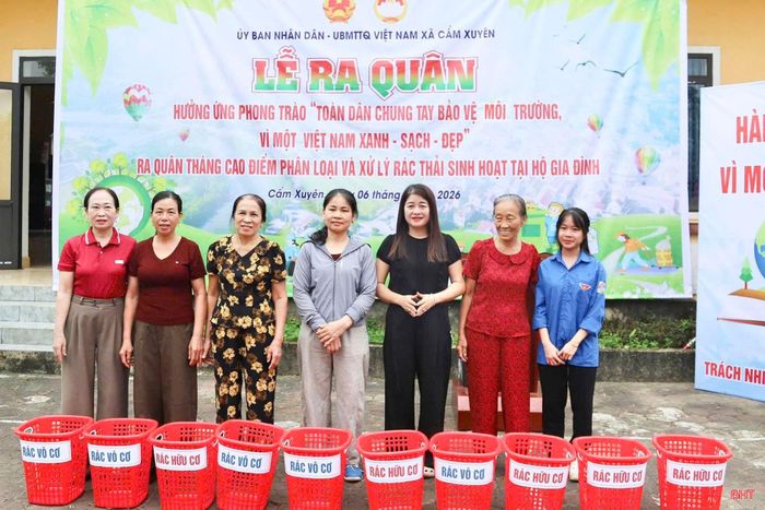 Dịp này, Ban Tổ chức trao tặng 20 giỏ đựng rác cho 10 hộ dân, góp phần nâng cao ý thức phân loại rác tại nguồn, xây dựng khu dân cư sáng - xanh - sạch - đẹp.