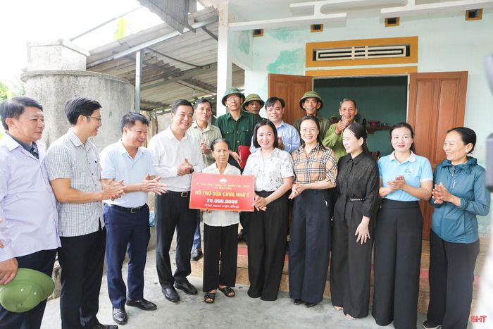 Dịp này, đồng chí Nguyễn Thành Đồng - Chủ tịch Ủy ban MTTQ tỉnh cùng các đại biểu cũng đã đến thăm hỏi, động viên, trao hỗ trợ 3 hộ gia đình hoàn cảnh khó khăn hoặc gặp biến cố éo le trên địa bàn xã Mai Phụ, với tổng số tiền 70 triệu đồng.
