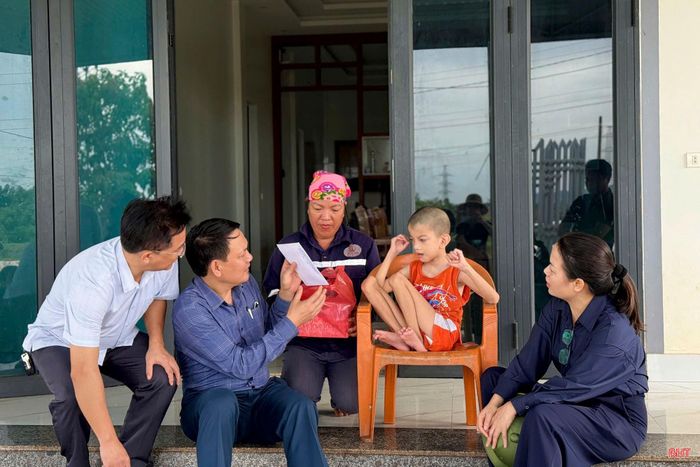 Lãnh đạo Ủy ban MTTQ tỉnh và chính quyền địa phương cũng đã đến thăm hỏi, động viên và tặng quà cho một số trường hợp hoàn cảnh khó khăn trên địa bàn xã Thạch Xuân.