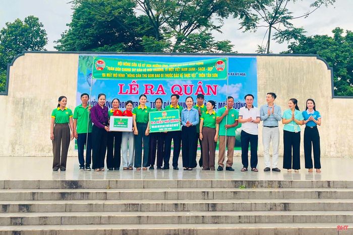 Tại xã Kỳ Hoa, lễ ra quân hưởng ứng phong trào “Toàn dân chung tay bảo vệ môi trường, vì một Việt Nam xanh - sạch - đẹp” được tổ chức với nhiều hoạt động thiết thực như trao sinh kế cho hộ dân, ra mắt các mô hình phân loại rác thải, thu gom vỏ bao thuốc bảo vệ thực vật, tuyến đường tự quản sáng - xanh - sạch - đẹp.