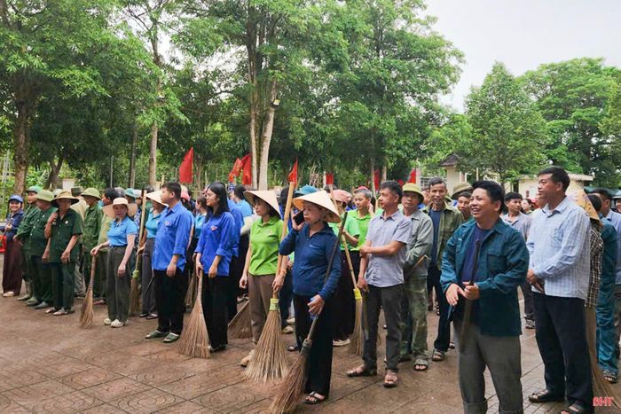 Tại xã Phúc Trạch, sáng nay dù thời tiết không thuận lợi nhưng hàng trăm người dân cũng đã tham dự lễ phát động ra quân hưởng ứng phong trào “Toàn dân chung tay bảo vệ môi trường, vì một Việt Nam xanh - sạch - đẹp”.