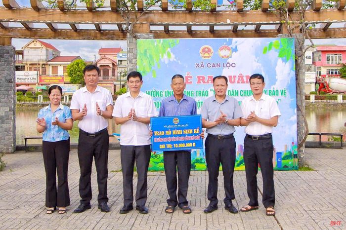 Tại xã Can Lộc, lễ phát động nhận được sự hưởng ứng của đông đảo người dân. Trong buổi lễ, Hội Nông dân xã đã trao 1 mô hình sinh kế bò giống trị giá 10 triệu đồng cho hội viên hoàn cảnh khó khăn.