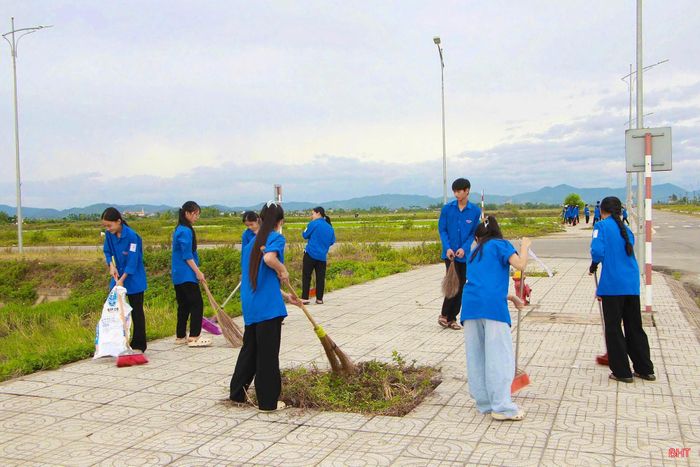 Sau lễ phát động, người dân sôi nổi thực hiện nhiều phần việc thiết thực như: tổng vệ sinh môi trường, thu gom bao bì thuốc bảo vệ thực vật trên đồng ruộng...