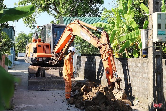 Dự án nâng cao năng lực vận hành lưới điện trung, hạ áp, giảm tổn thất điện năng và giảm số khách hàng điện áp thấp khu vực Cẩm Xuyên đã hoàn thành hơn 60% khối lượng.