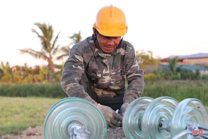 Công ty CP Tây Nam Á triển khai nhiều giải pháp nhằm đẩy nhanh tiến độ dự án xây dựng đường dây 22kV cấp điện cho Nhà máy sản xuất ô tô điện VinFast Hà Tĩnh.
