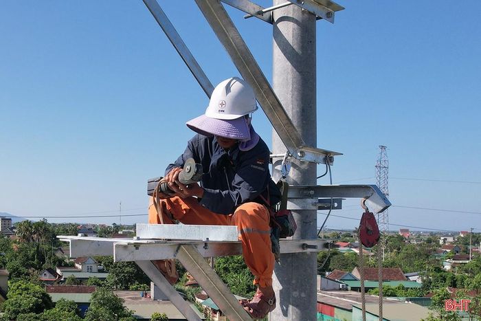 Trên công trường thi công dự án xây dựng, cải tạo lưới điện trung, hạ áp khu vực các xã, phường phía nam tỉnh Hà Tĩnh.