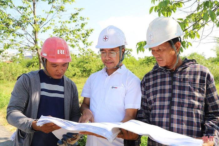 Cán bộ Ban Quản lý dự án Công ty Điện lực Hà Tĩnh bám hiện trường, hỗ trợ nhà thầu đẩy nhanh tiến độ thi công.